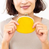 「金に糸目をつけない」を英語で言うと？