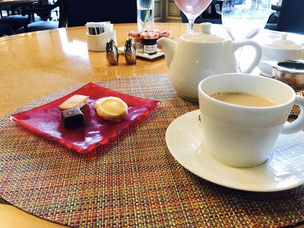 ミルクティーとお菓子