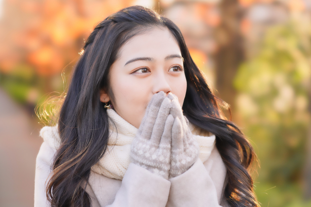 手袋をする女性