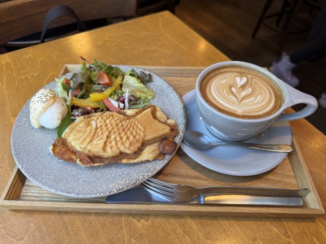 ベーコンチーズたい焼きのプレートモーニング