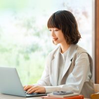 「拝見・拝聴・拝読・拝受」正しく使える？謙譲語の使いかたマナー