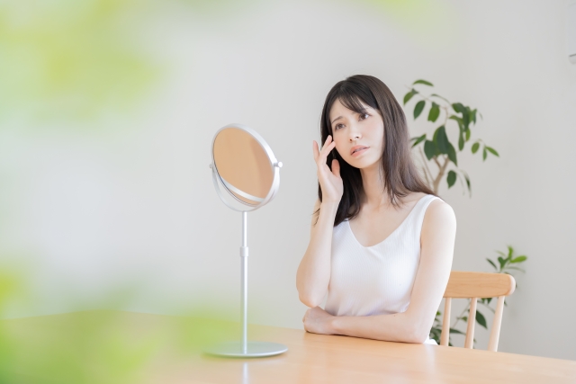 かさつき、吹き出物に悩む女性