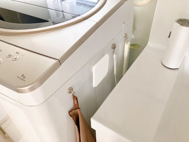 洗濯機横の掃除道具