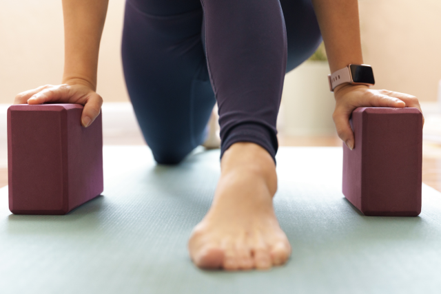 ヨガブロックに両手をのせる
