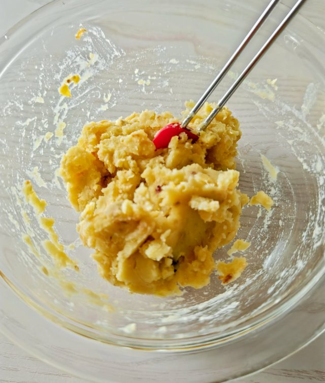 ボウルに栗を加える