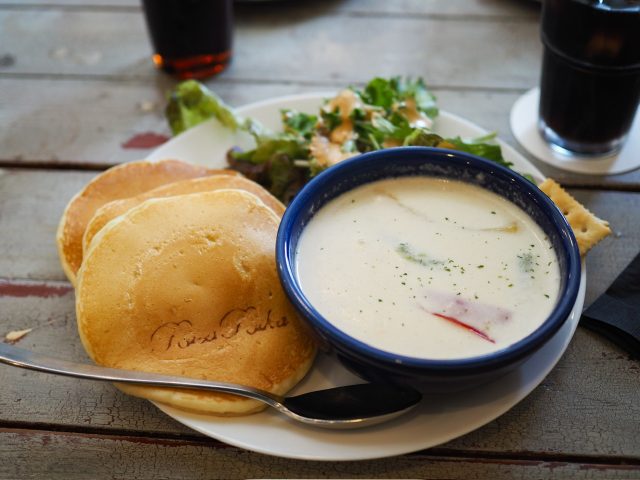 スープとサラダとパンケーキのセット