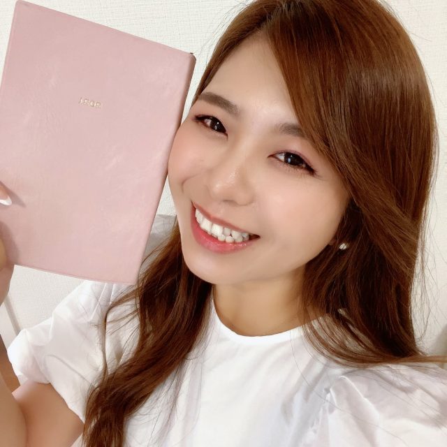 手帳を持つ女性