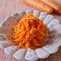 風邪予防、二日酔い予防に！切って和えるだけ「柿のキャロットラペ」