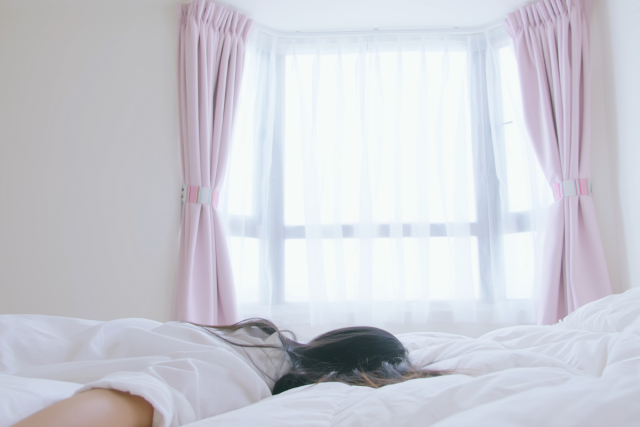 ベッドで寝ている女性