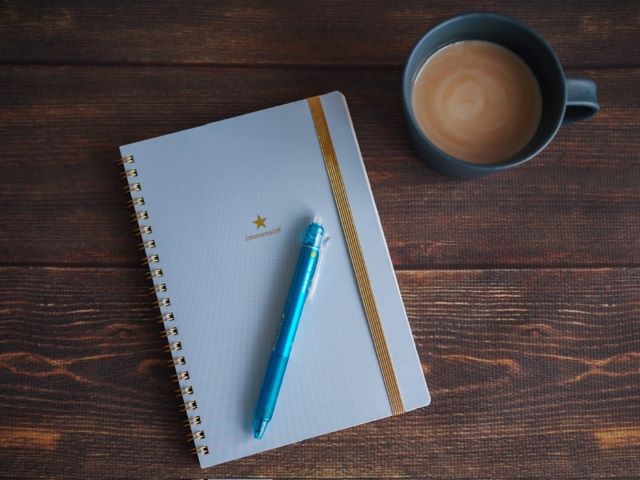 ノートとペンとコーヒー