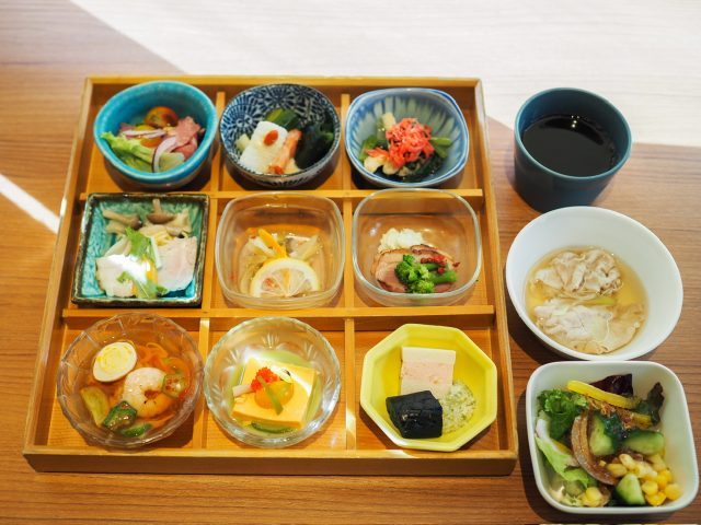 小鉢が並ぶ朝食御膳