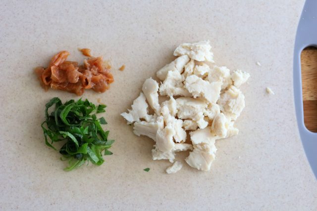 サラダチキン、大葉、梅干し
