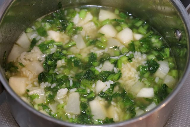 鍋に溶き卵を入れる