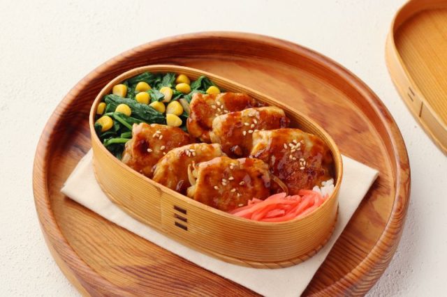 「肉巻き玉ねぎ」「ほうれんそうのコーンバター」2品弁当