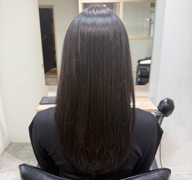 後姿のロングヘアの女性