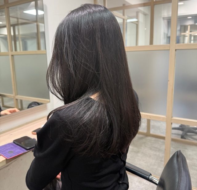 後姿のロングヘアの女性