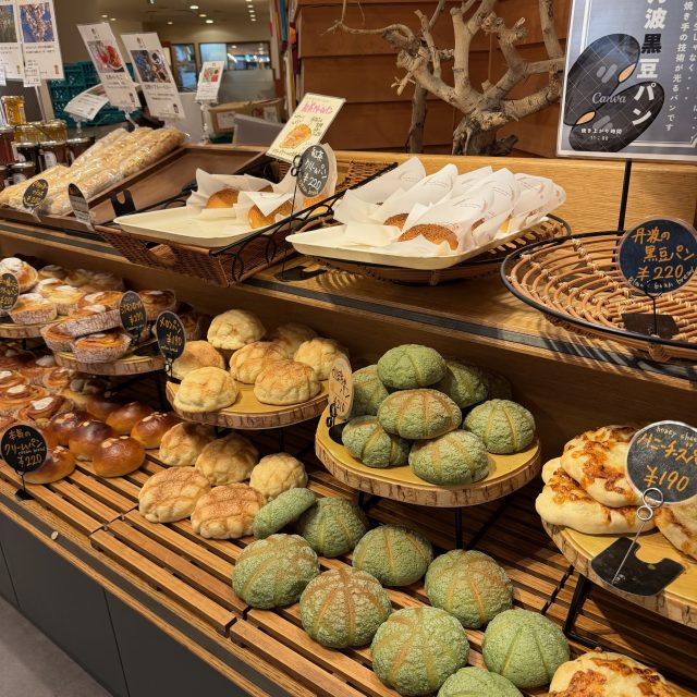 店内　パンの棚