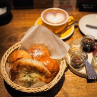 【目黒】雨の朝でも並ぶ。焼きたてパンが心に残る「レ ジュ ド べべ」のモーニング