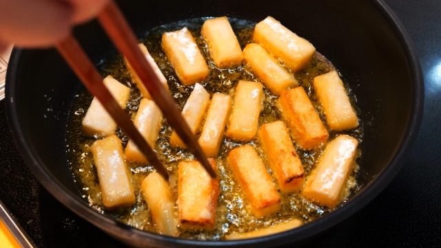 揚げ焼きしている大根