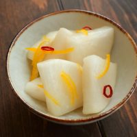 切って漬けるだけ！おせちにも箸休めにも◎「柚子大根」の作り方
