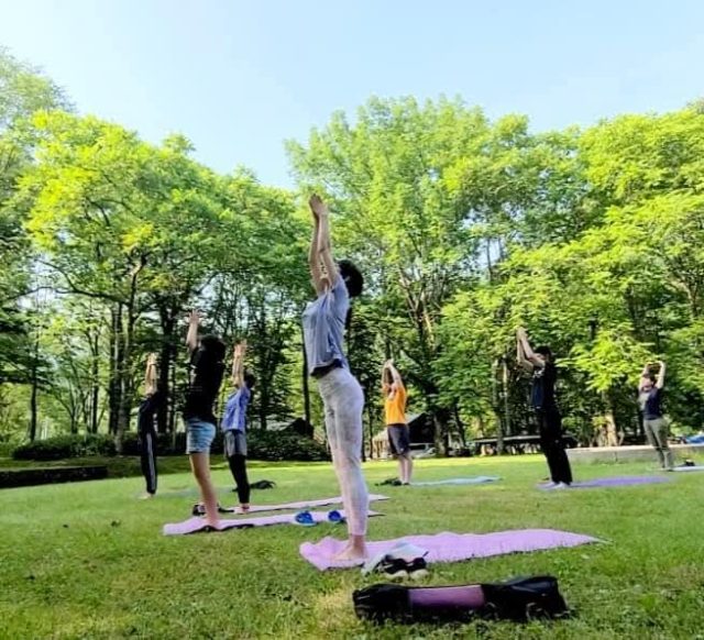 ヨガをする女性たち