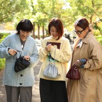 このくたっと感がたまらない。注目度No.1の「巾着ミニバッグ」スタッフ3名の愛用レポ♪