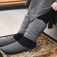 家事中も寝る前も足元が寒い…を解決！温浴感が続く「軽くてあったか足首ふとん」