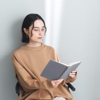 薄さ5mm！大人世代が気になる老眼・紫外線・ブルーライト…全部まとめて「栞メガネ」で解決