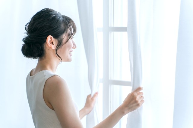 朝日を浴びる美肌の女性