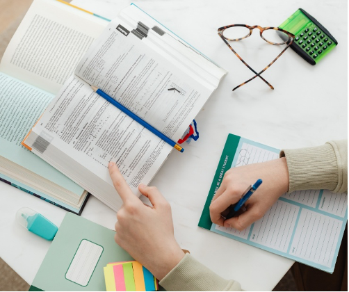 勉強をする手元