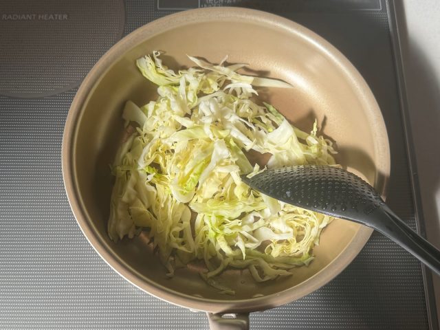 フライパンでキャベツ炒める