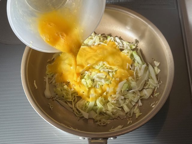 溶き卵を入れる
