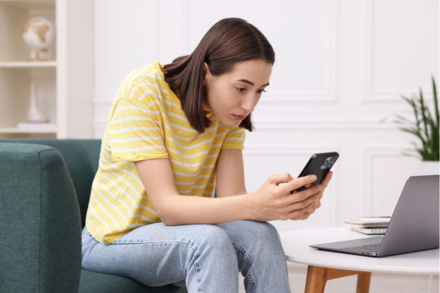 スマホを見る女性