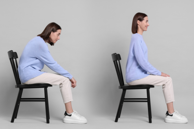 背中を丸めた女性と綺麗な姿勢の女性