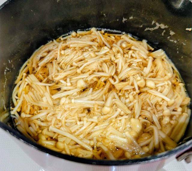 鍋に入ったえのき