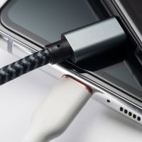 スマホや携帯を「充電する」を英語で言うと？