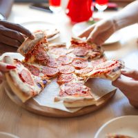 料理を「シェアしませんか」を英語で言うと？