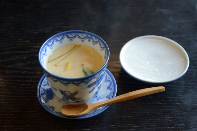 蓋を取った茶碗蒸し