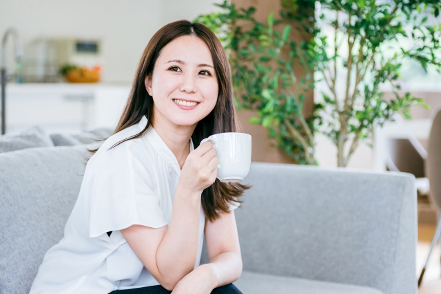 飲み物を飲む女性