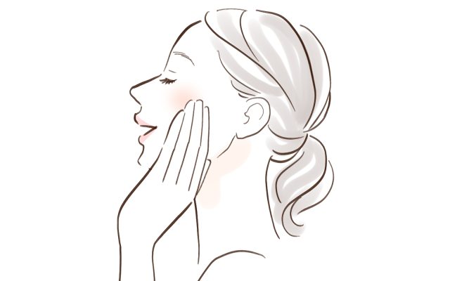 頬に手を添える女性の横顔