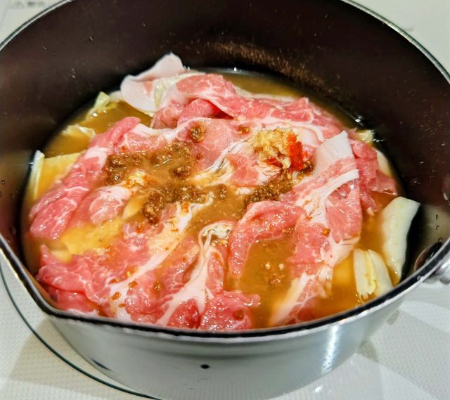 鍋に入れた白菜と豚肉