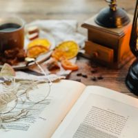 寒い日はおうちで読書♪暮らしが楽しくなるヒント満載のおすすめ本5選