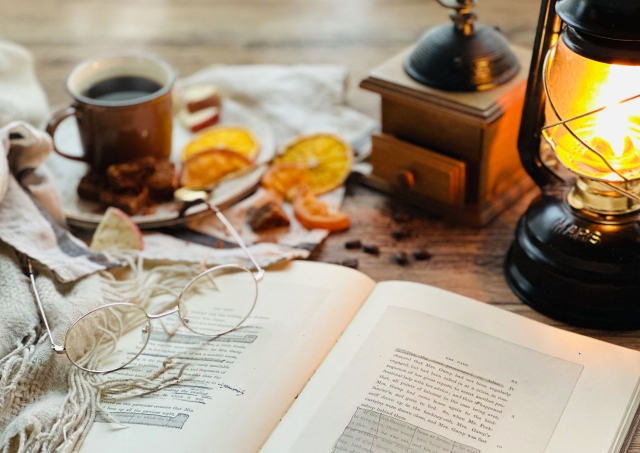 寒い日はおうちで読書♪暮らしが楽しくなるヒント満載のおすすめ本5選