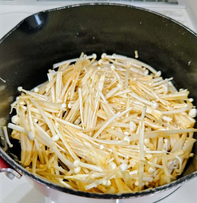 鍋に入れたえのき