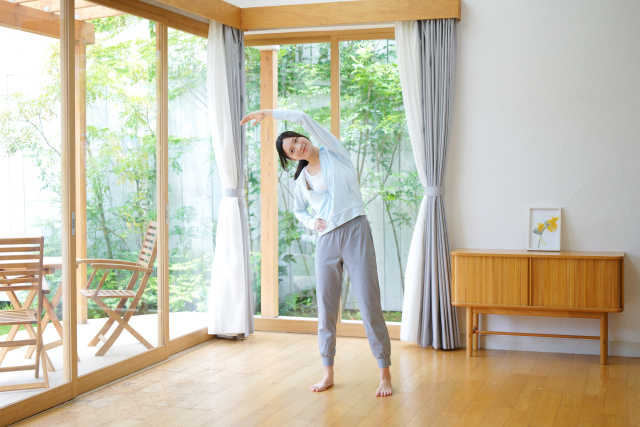 ストレッチする女性