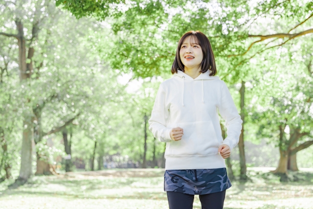 ウォーキングする女性