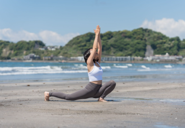 浜辺でヨガをする女性
