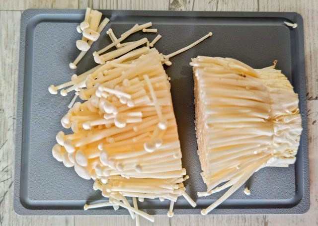 えのきを半分に切る