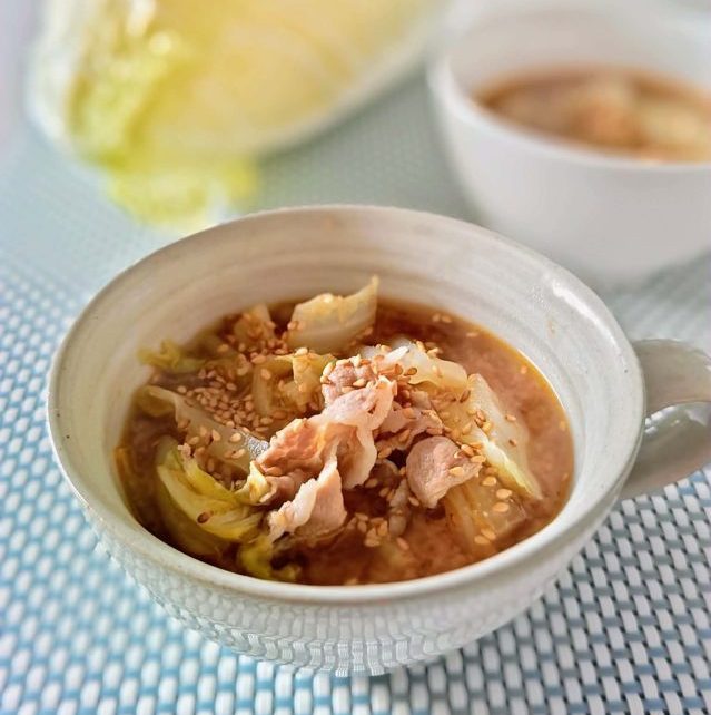 材料2つで満足感◎朝からポカポカ「白菜と豚肉のピリ辛スープ」
