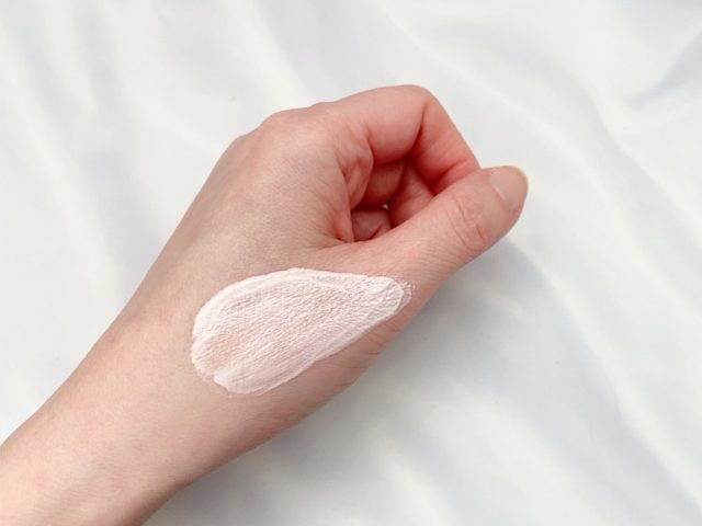 手に塗った化粧下地